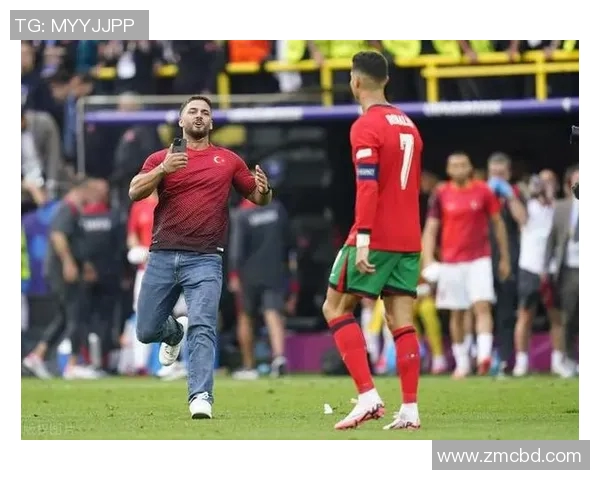 欧冠赛场惊现奇葩瞬间球迷冲入场内抢夺C罗球衣